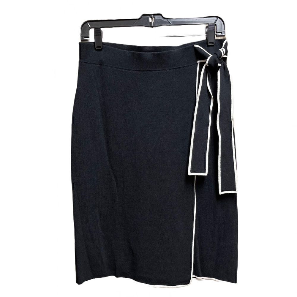 🌟70% OFF 🌟Ann Taylor🌟Ribbed Black Sweater Skirt with Strap